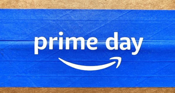 Un destornillador, una alfombra y una placa de impresión